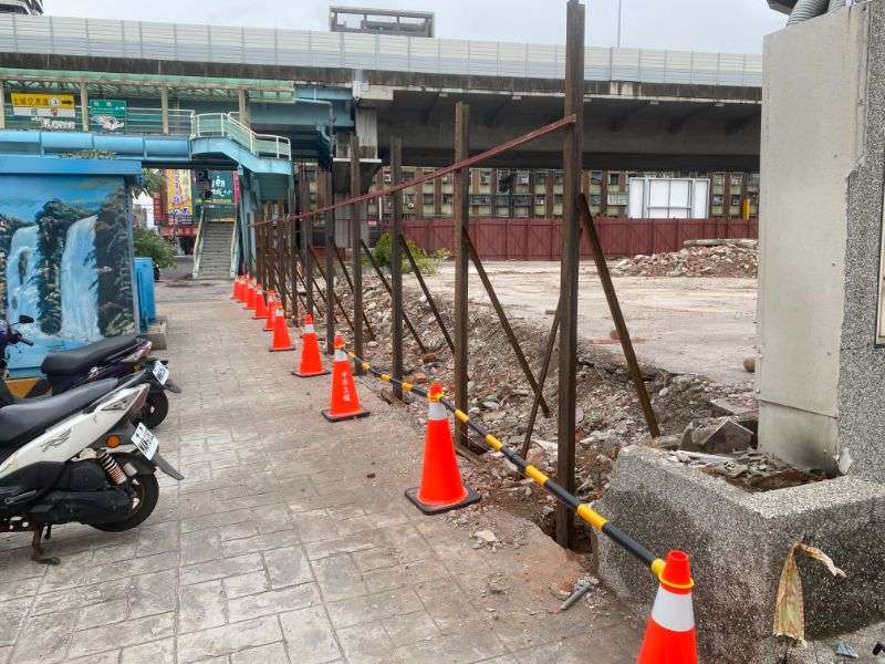 0123- 工程宣導看板、組合屋及圍籬施工