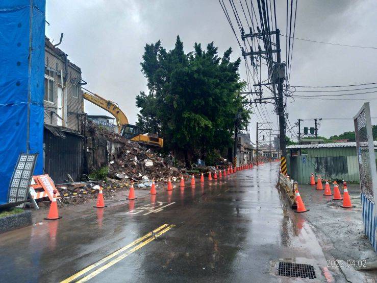 0402-建物拆除、圍籬施作及管理維護(自來水維修)/捷運2號出口(人行通道標示)