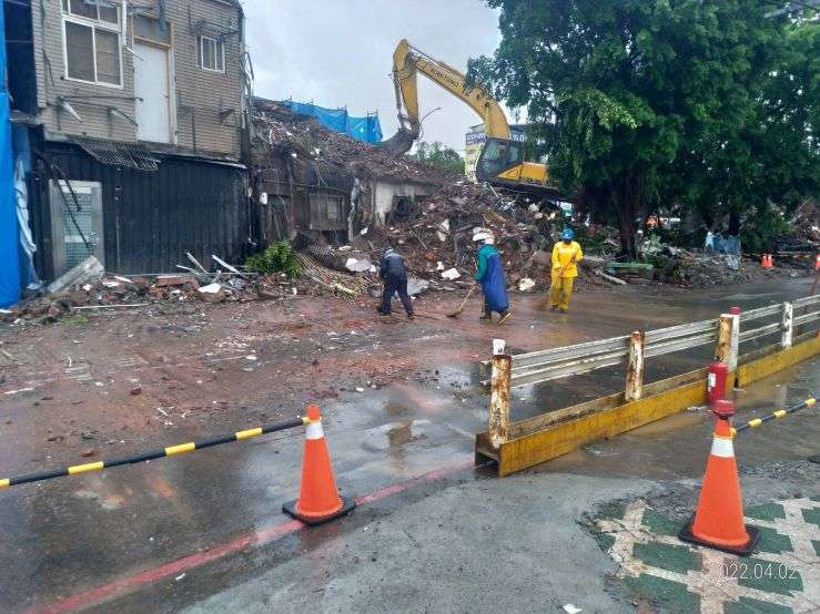 0402-建物拆除、圍籬施作及管理維護(自來水維修)/捷運2號出口(人行通道標示)