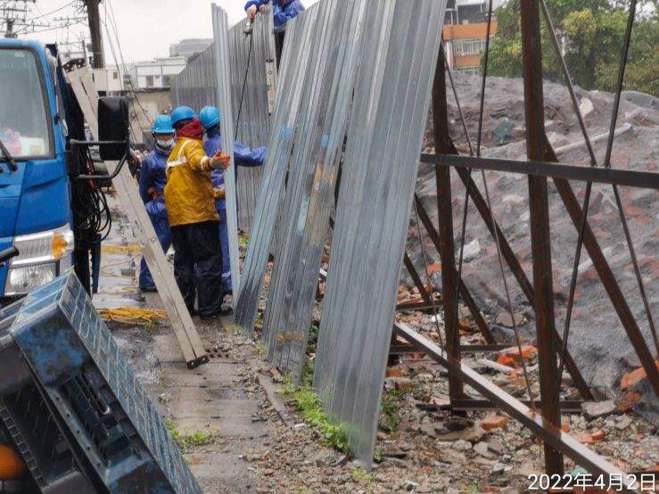 0402-建物拆除、圍籬施作及管理維護(自來水維修)/捷運2號出口(人行通道標示)