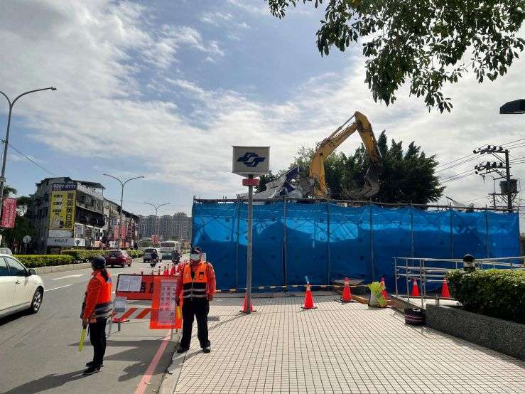 0404- 建物拆除、圍籬施作、污水工程及管理維護(防塵網覆蓋)