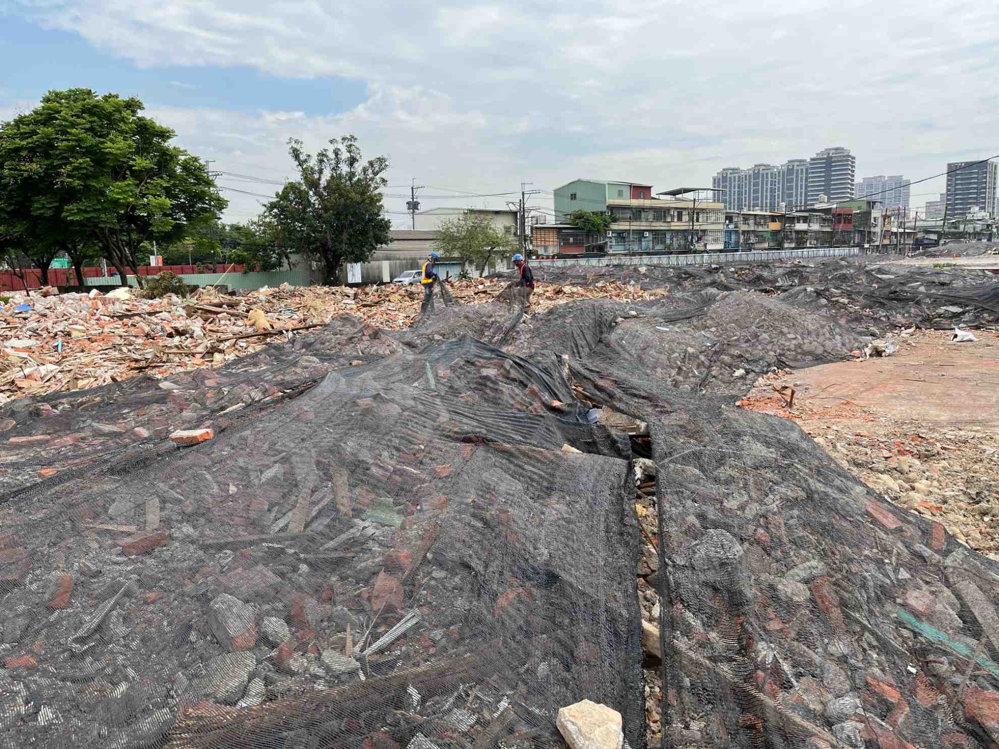 0411-建物拆除、圍籬施作、B8類廢棄物會磅、臨時排水工程及工區管理維護(排水溝清理/防塵網覆蓋)