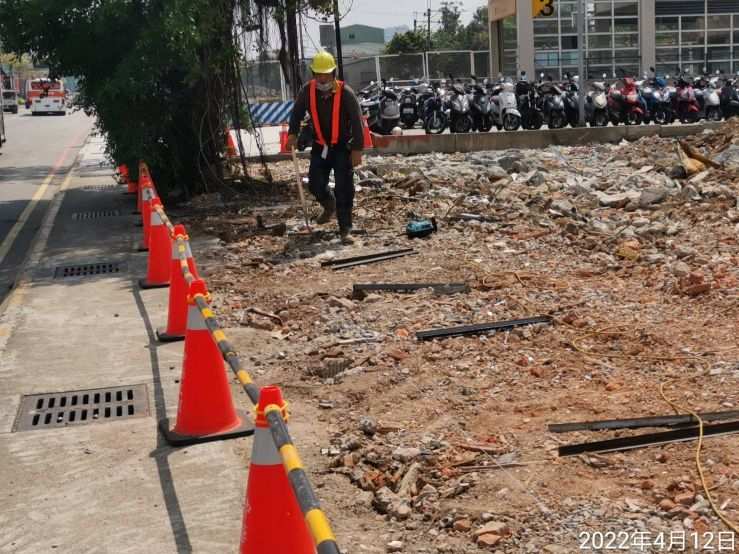 0412-建物拆除、圍籬施作、臨時排水工程、B8類廢棄物出運管制(現地分類/載運覆蓋)、B8類廢棄物會磅及管理維護(管線試挖AC銑鋪-夜間施工)/(號誌修復)