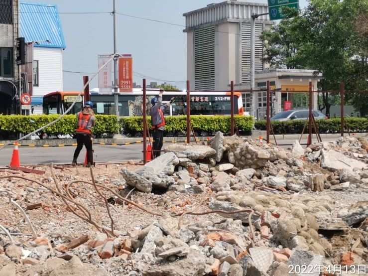 0413-建物拆除、圍籬施作、臨時排水工程、B8類廢棄物出運管制(現地分類/載運覆蓋)、B8類廢棄物會磅及管理維護(水溝清淤)