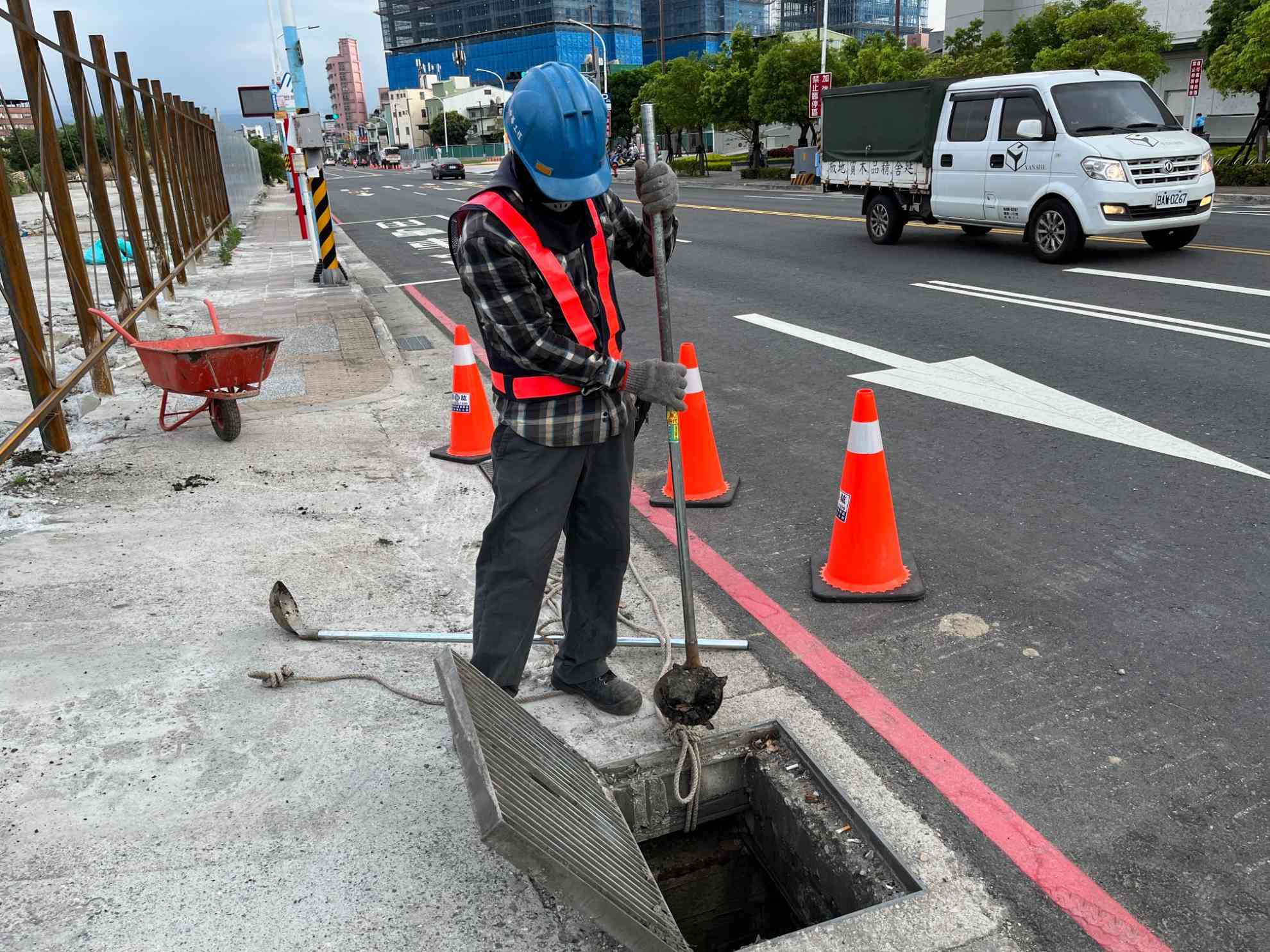 0413-建物拆除、圍籬施作、臨時排水工程、B8類廢棄物出運管制(現地分類/載運覆蓋)、B8類廢棄物會磅及管理維護(水溝清淤)