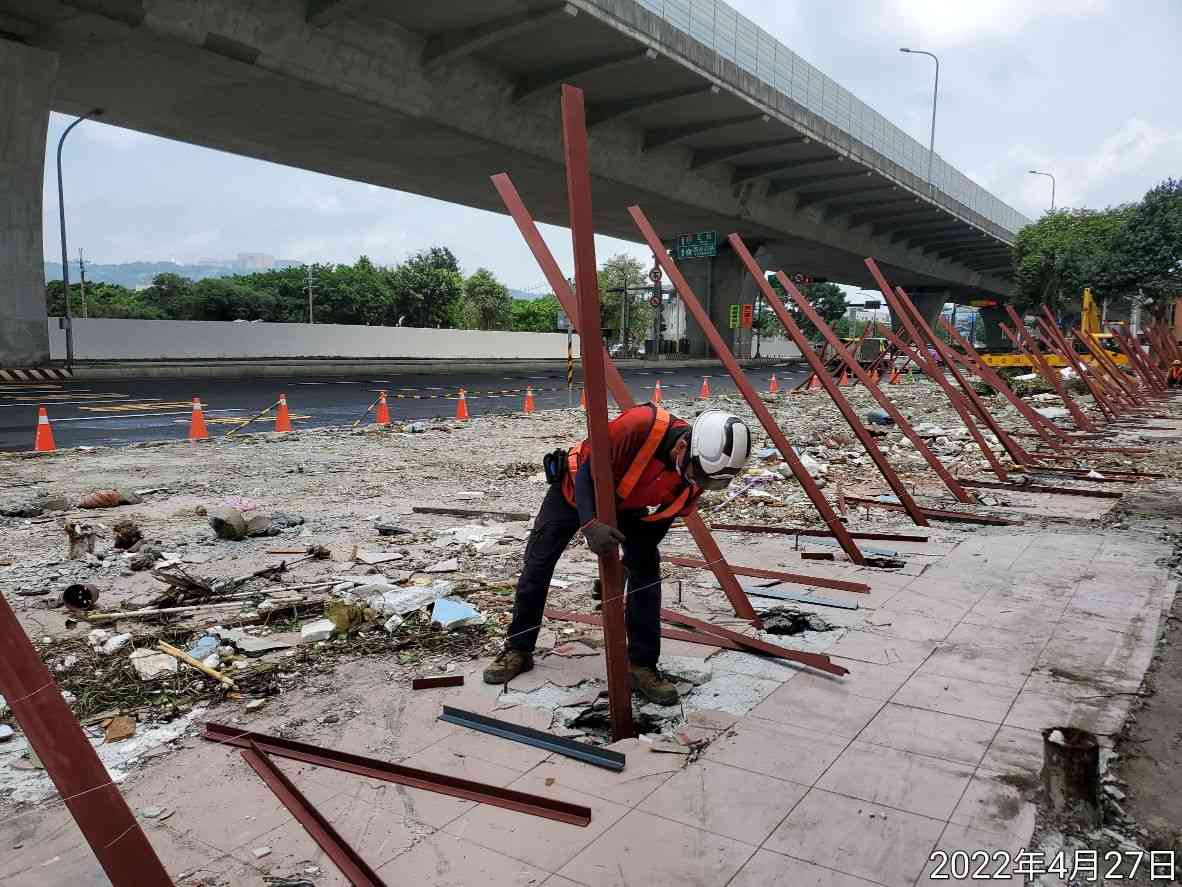 0427-圍籬施作、臨時排水工程、整地土方工程、B8類廢棄物出運管制、B8類廢棄物會磅及宣導看板工程