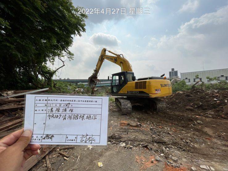 0427-圍籬施作、臨時排水工程、整地土方工程、B8類廢棄物出運管制、B8類廢棄物會磅及宣導看板工程