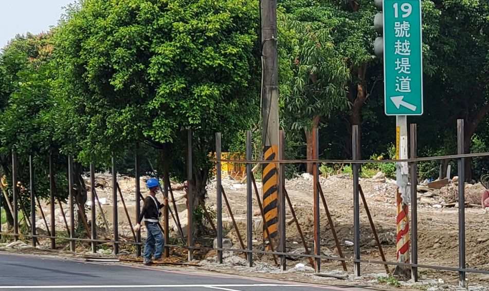 0429-圍籬施作、臨時排水工程、B8類廢棄物會磅及管理維護(人行鋪面修築/路樹修剪/道路清洗)