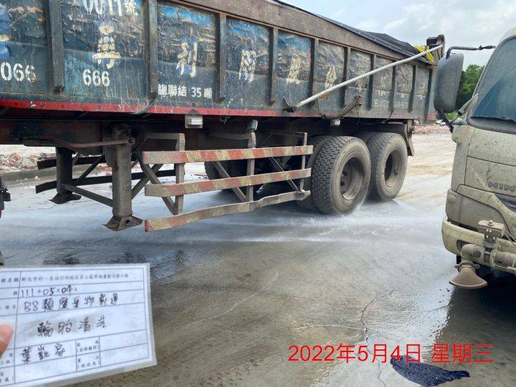 0504-圍籬施作、B8類廢棄物出運管制、B8類廢棄物會磅、臨時排水工程、整地土方工程工程、宣導看板工程(夜間照明測試)及管理維護(恢復式導桿安裝)/水溝(防汛清理)