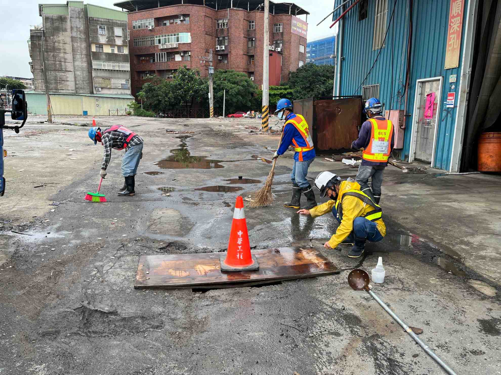 0517-建物拆除、圍籬施作、臨時排水工程、污水工程及管理維護(路面修補/水溝蓋板鋪設/垃圾清運)