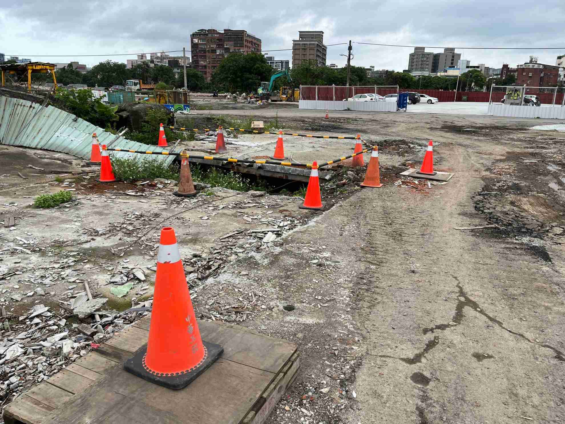 0518-建物拆除、圍籬施作、臨時排水工程、污水工程及管理維護(水溝蓋板鋪設)