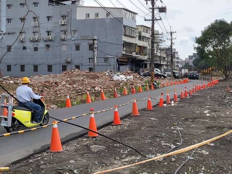 0520-建物拆除、圍籬施作、臨時排水工程、有價料會磅及管理維護(排水溝清理/防塵網覆蓋/交通錐連桿圍設)