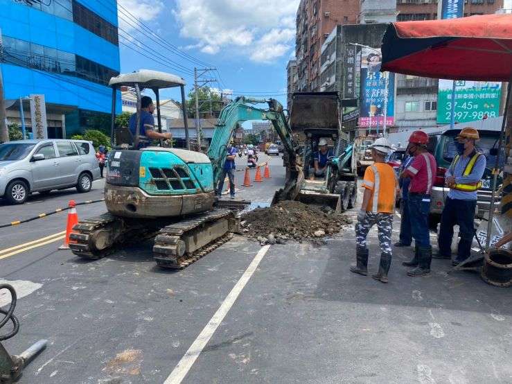 0706-整地土方工程、臨時排水工程、圍籬施作、污水工程及管理維護(路面修補/雜草處理/垃圾清運/路樹修剪)