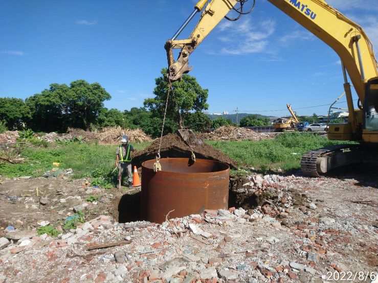 0805-整地土方工程、圍籬施作、臨時排水工程、污水工程及管理維護(路面清洗,路面灑水/滯洪池抽排水/開口封閉/路面整理/開口圍設/消防發電機進場/路面修補)