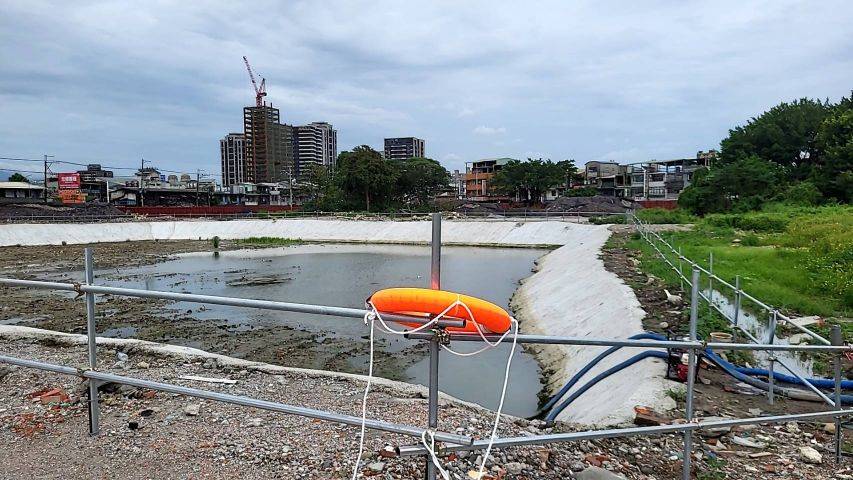 0907-整地土方工程、臨時排水工程、污水工程及管理維護(滯洪池抽排水/防塵網覆蓋/放置柔性牌面/柔性告示牌安裝/紅標線繪製/放置游泳圈) 0907-整地土方工程、臨時排水工程、污水工程及管理維護(滯洪池抽排水/防塵網覆蓋/放置柔性牌面/柔性告示牌安裝/紅標線繪製/放置游泳圈)