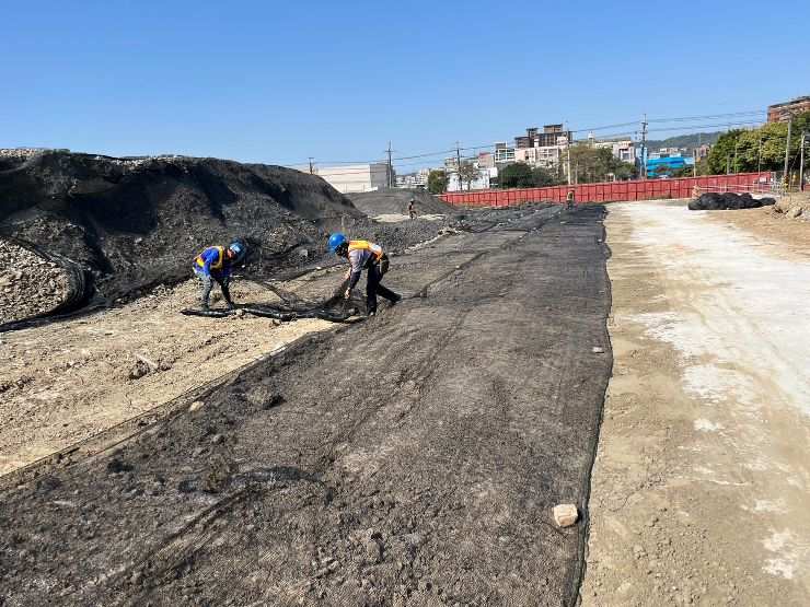 0305-整地土方工程、排水工程及管理維護(底座焊接加工,分電盤配線組裝/防塵網覆蓋)