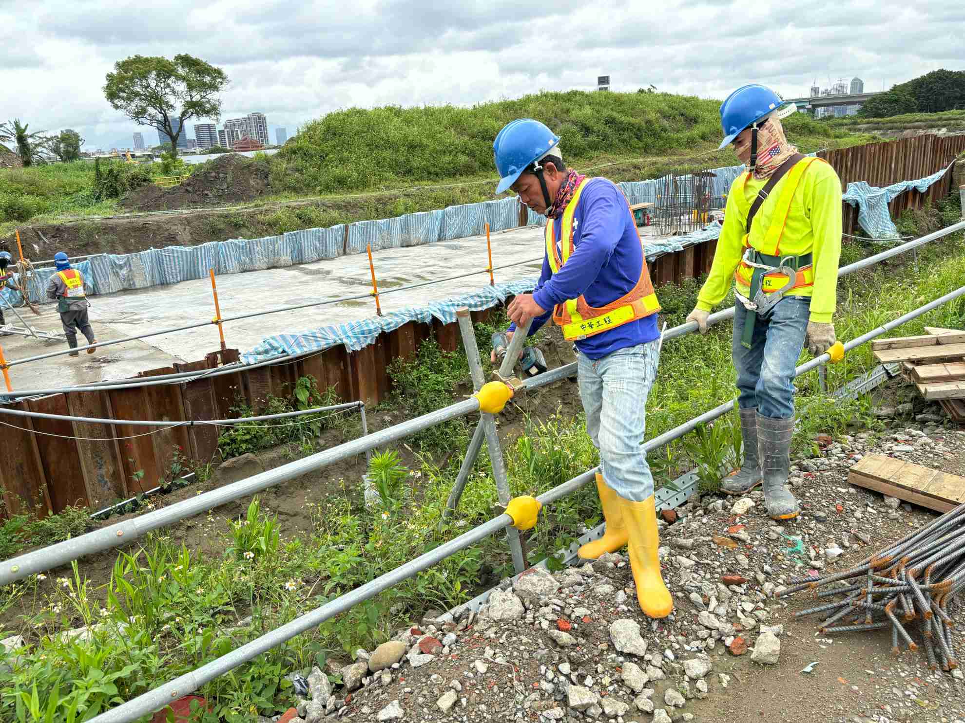 0501-整地土方工程、道路工程、排水工程及管理維護(勤前教育/工區場地整理,護欄改善/工區護欄施作) 0501-整地土方工程、道路工程、排水工程及管理維護(勤前教育/工區場地整理,護欄改善/工區護欄施作)