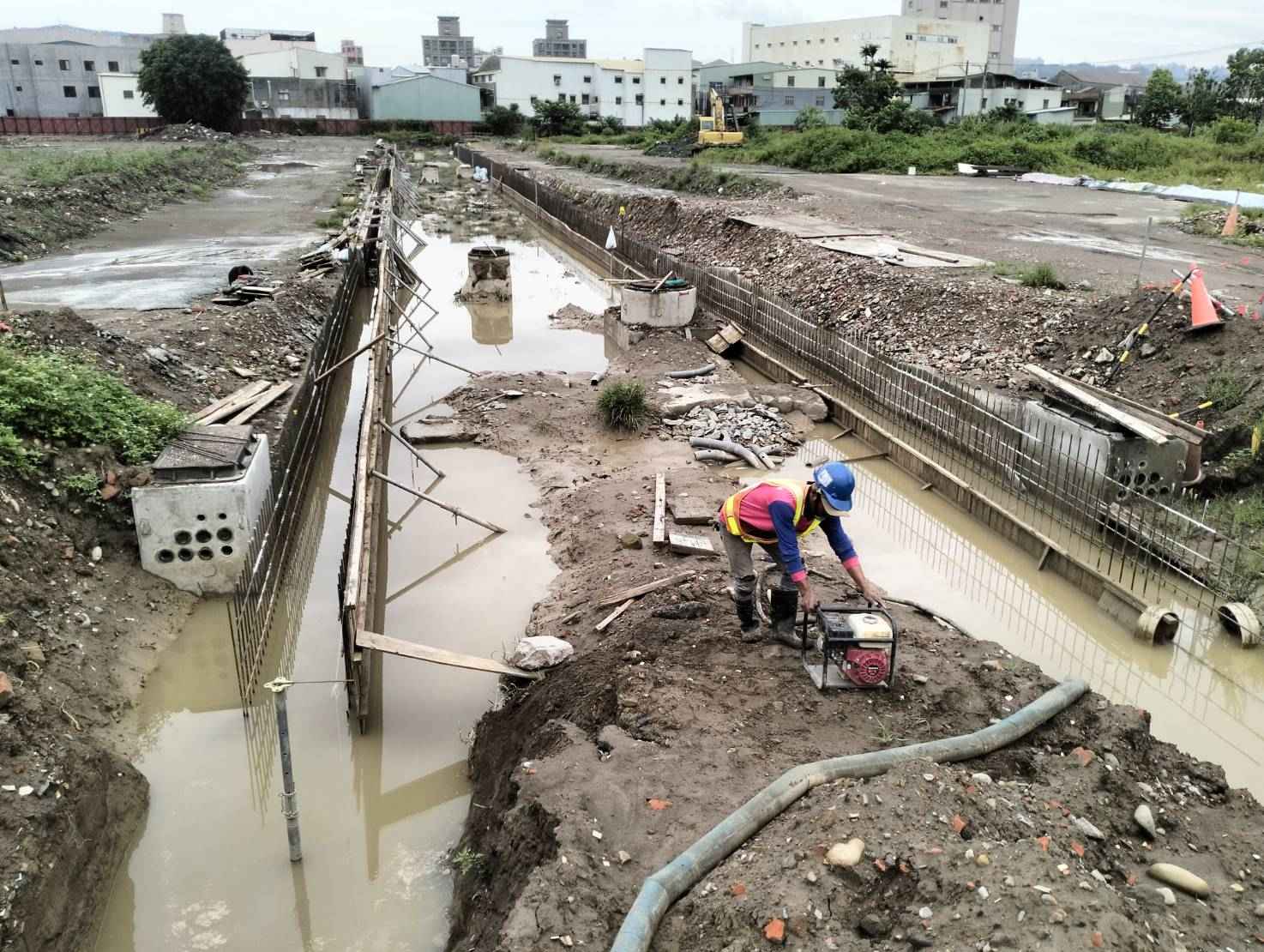 0727-整地土方工程、道路工程、排水工程、共管工程及管理維護(勤前教育)/凱米颱風後工區抽水作業