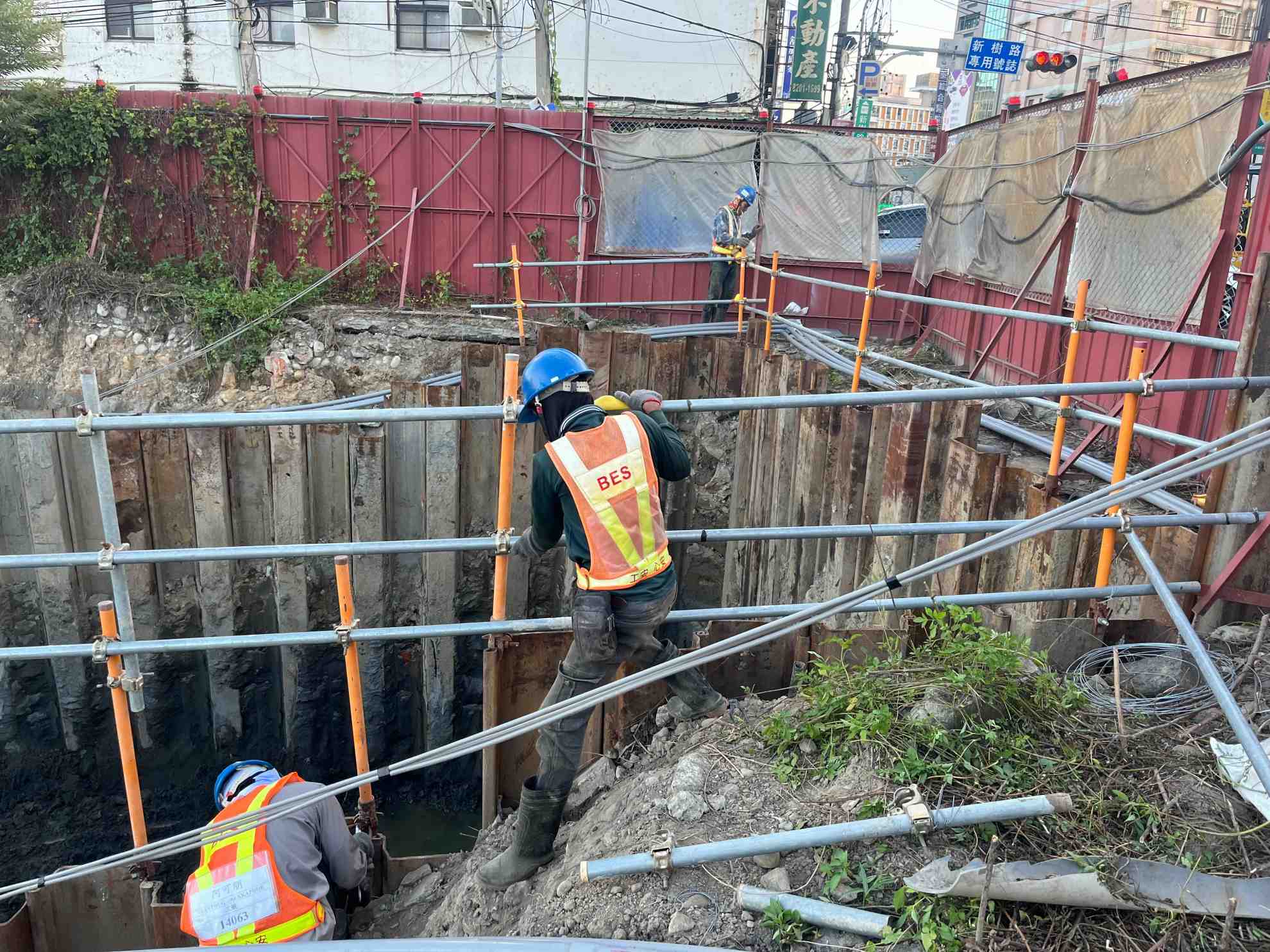 0902-整地土方工程、排水工程、污水工程及管理維護(勤前教育)/(護欄施作)