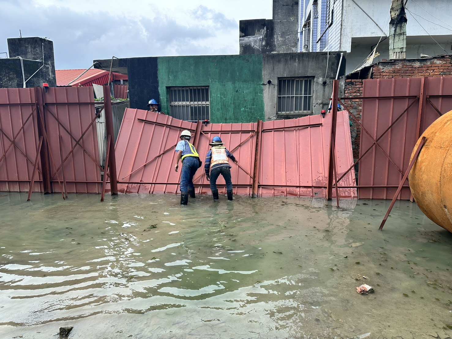 1101-整地土方工程、排水工程及管理維護(勤前教育)/康芮颱風後圍籬傾倒搶修