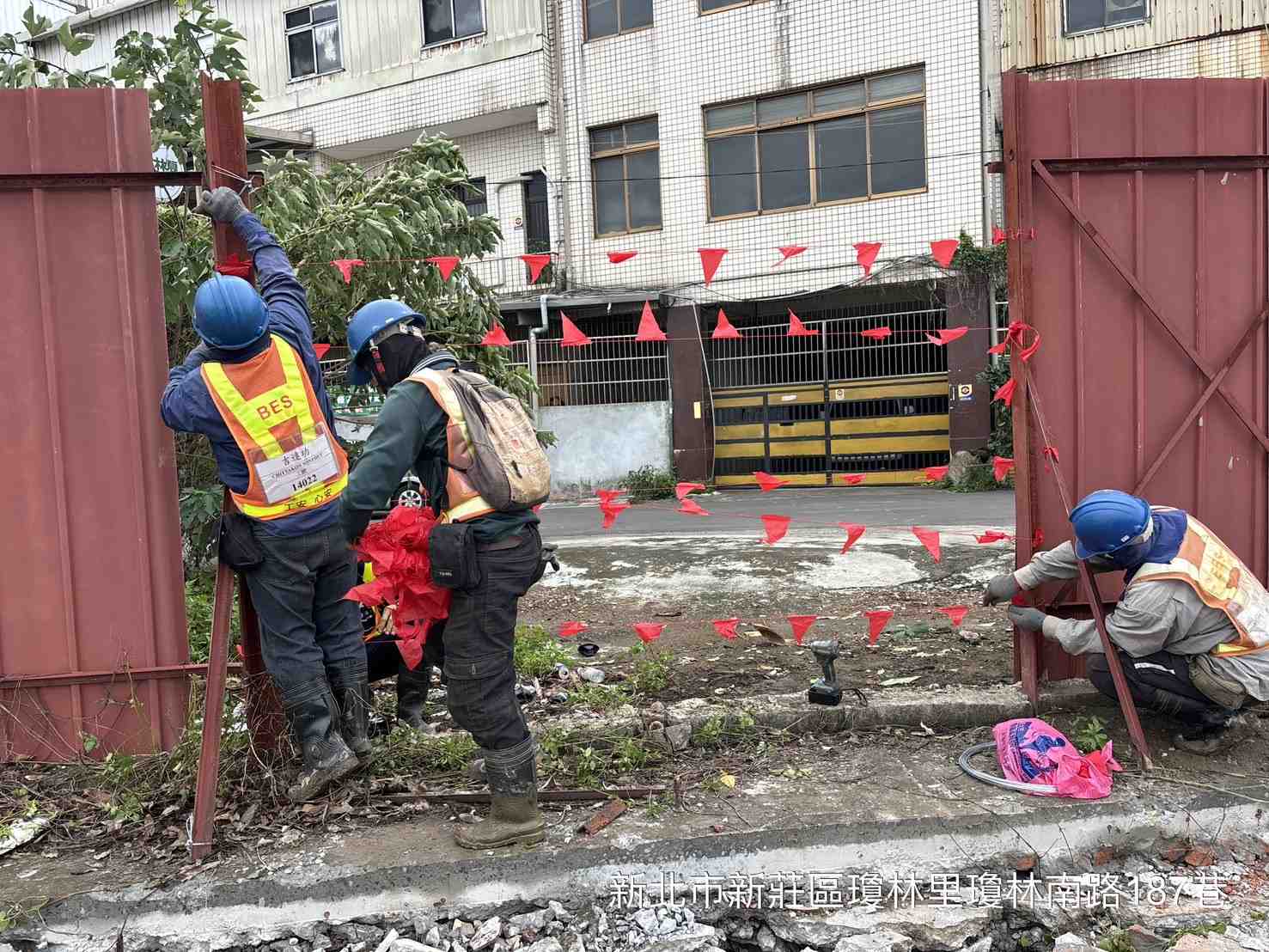1102-整地土方工程、道路工程、排水工程、共管工程及管理維護(勤前教育)/康芮颱風後圍籬傾倒搶修