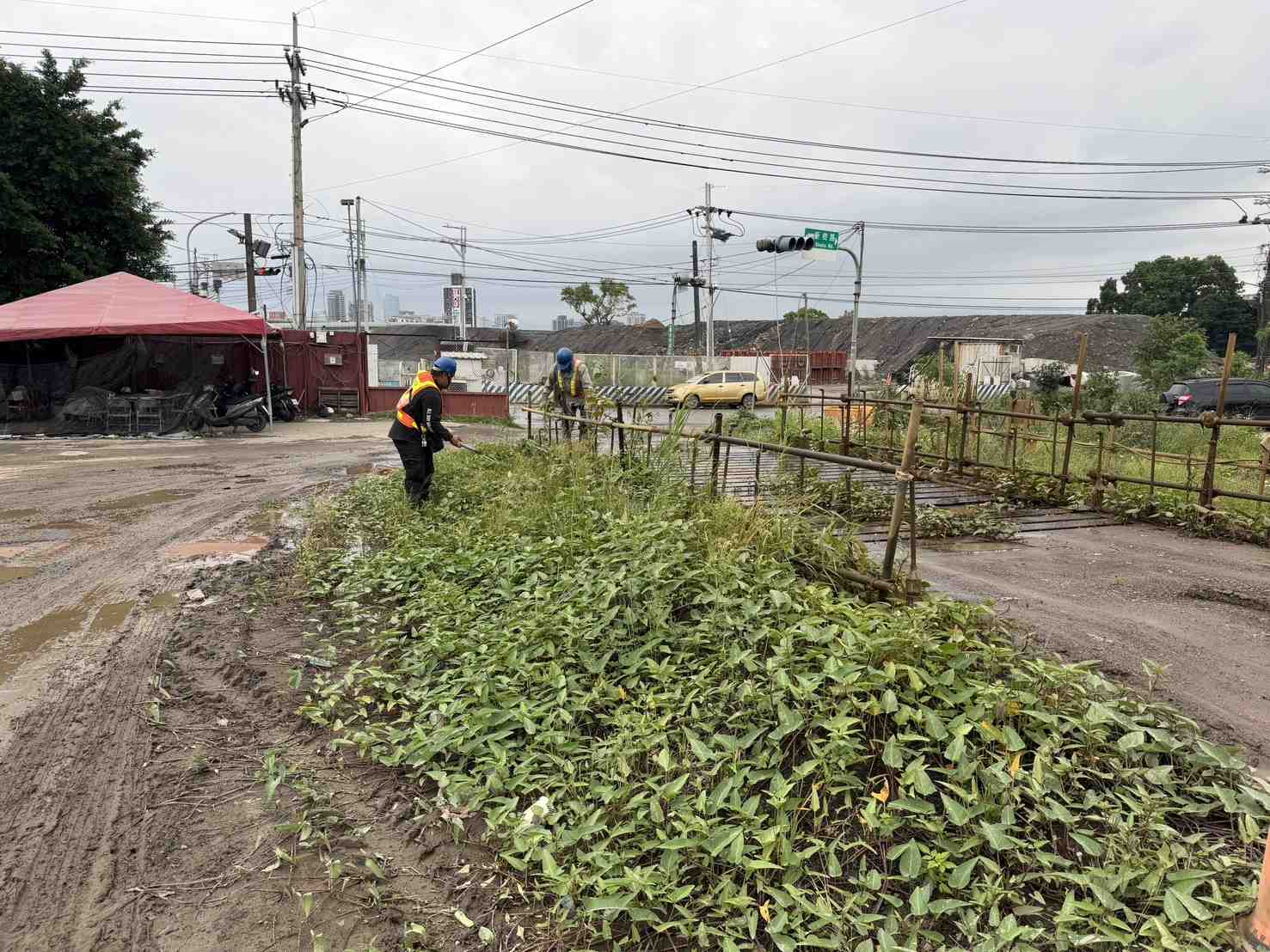 1121 整地土方工程、道路工程、排水工程、污水工程、共管工程、機電工程及管理維護/工區洗車台巡檢維護、雜草清除