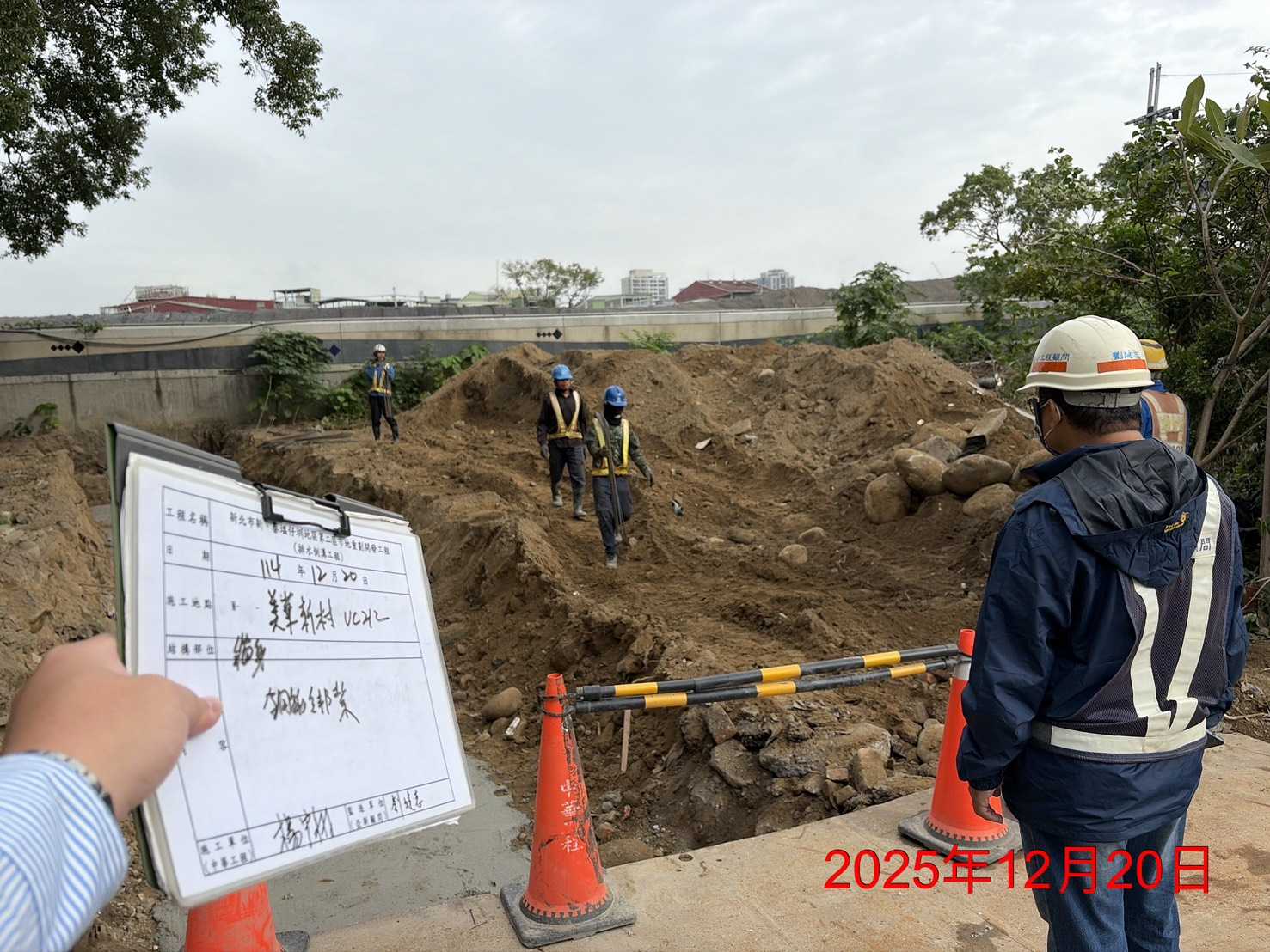 1220 整地土方工程、道路工程、排水工程、污水工程、共管工程、結構工程(橋梁)、圍籬工程、機電工程及管理維護/臨工區道路清洗