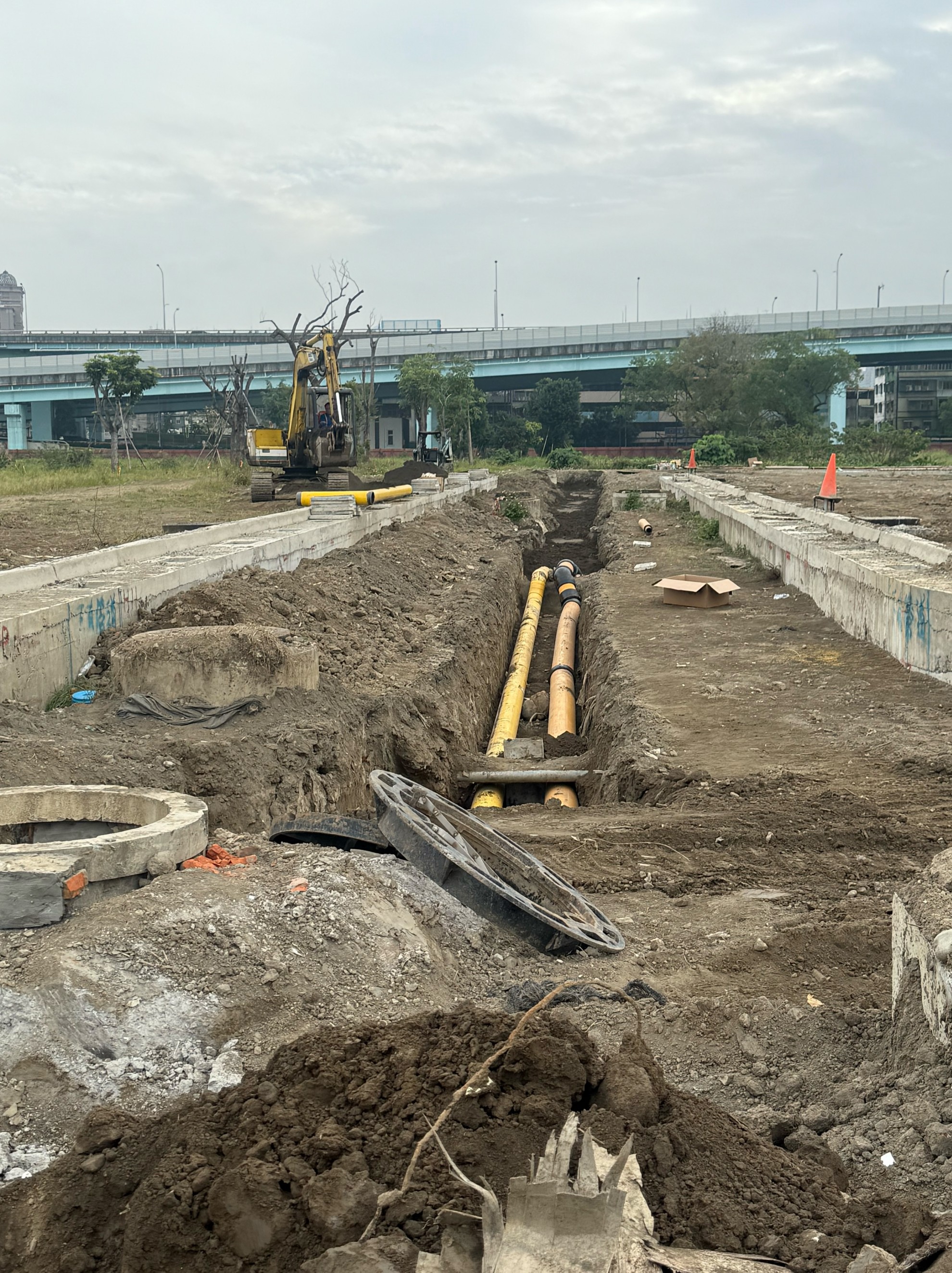 1220 整地土方工程、道路工程、排水工程、污水工程、共管工程、結構工程(橋梁)、圍籬工程、機電工程及管理維護/臨工區道路清洗