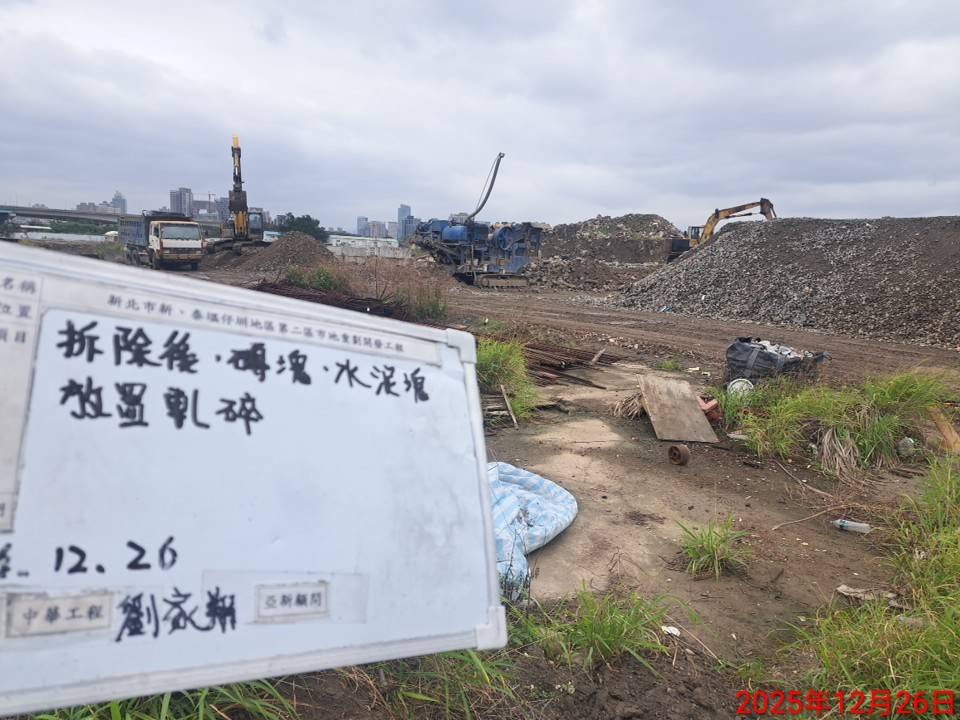 1226 整地土方工程、道路工程、排水工程、污水工程、共管工程、結構工程(橋梁)、圍籬工程、機電工程及管理維護/工區抽排水設備巡檢維護/營盤橋安裝臨時照明/新樹路67巷路面龜裂修補施工