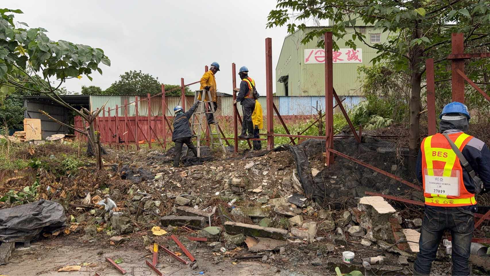 1226 整地土方工程、道路工程、排水工程、污水工程、共管工程、結構工程(橋梁)、圍籬工程、機電工程及管理維護/工區抽排水設備巡檢維護/營盤橋安裝臨時照明/新樹路67巷路面龜裂修補施工