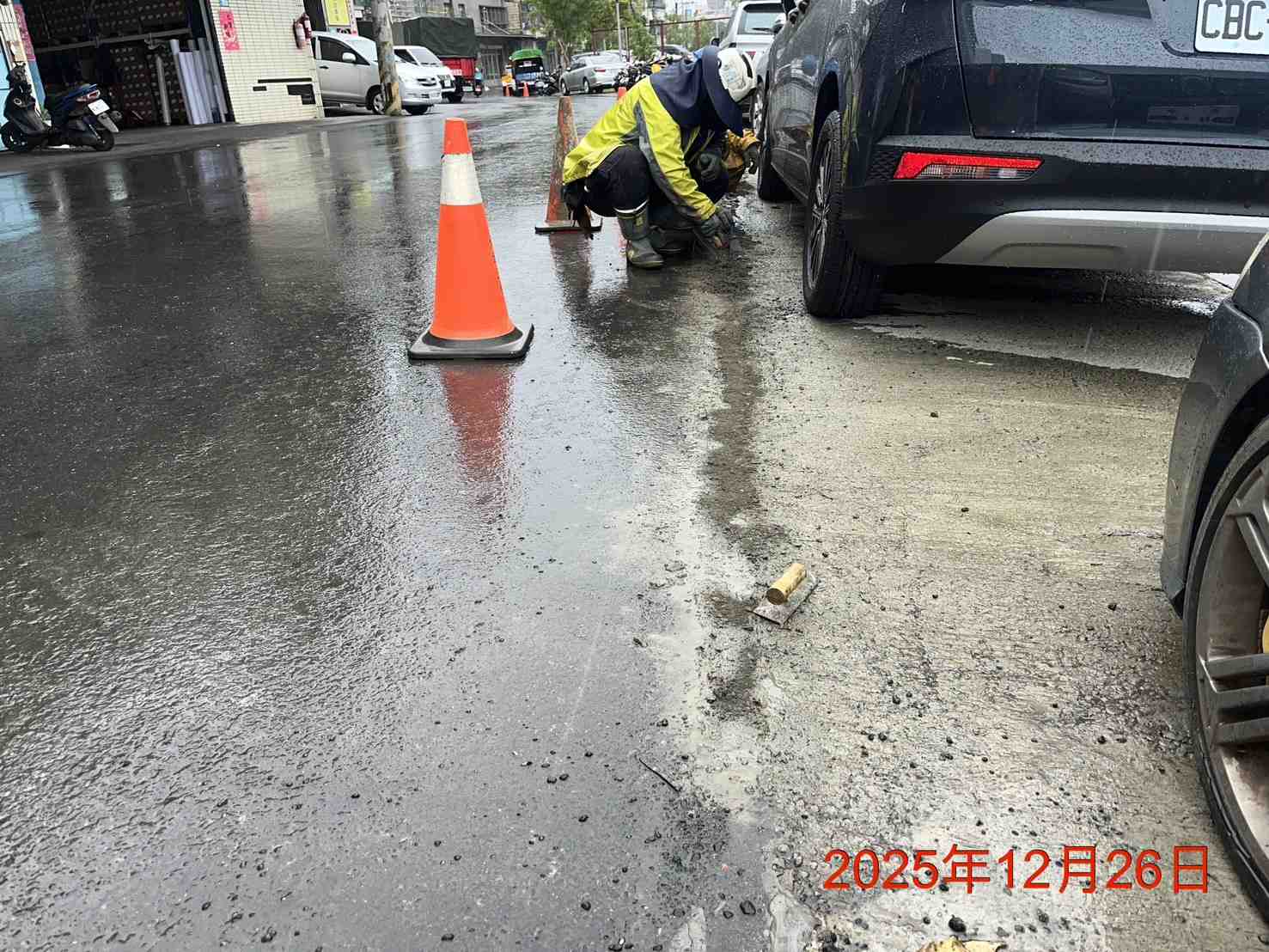 1226 整地土方工程、道路工程、排水工程、污水工程、共管工程、結構工程(橋梁)、圍籬工程、機電工程及管理維護/工區抽排水設備巡檢維護/營盤橋安裝臨時照明/新樹路67巷路面龜裂修補施工