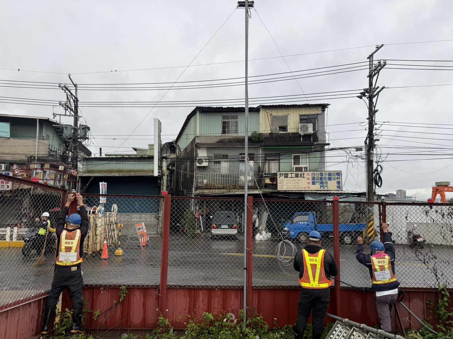 1227 整地土方工程、道路工程、排水工程、污水工程、共管工程、結構工程(橋梁)、圍籬工程、機電工程及管理維護/臨時照明線路異常檢修燈具更換