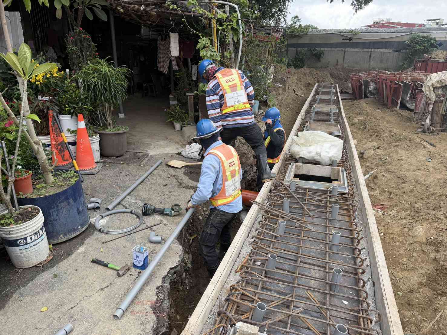 1230 整地土方工程、道路工程、排水工程、污水工程、共管工程、結構工程(橋梁)、機電工程及管理維護/排水管安裝施作