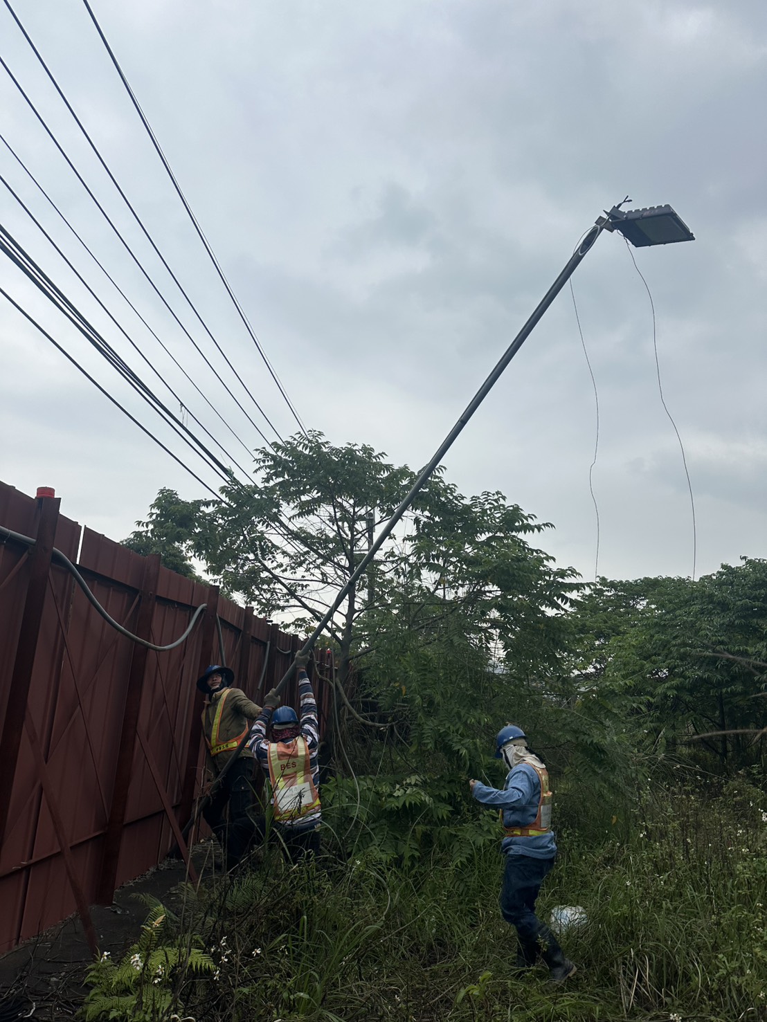 0107 整地土方工程、道路工程、排水工程、污水工程、共管工程、機電工程及管理維護/瓊林路臨時照明燈具更換
