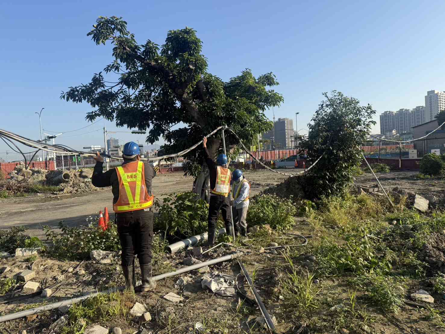 0110 整地土方工程、道路工程、排水工程、污水工程、共管工程、結構工程(橋梁)及管理維護/瓊林路纜線垂落移除,工區電器設備纜線巡檢 0110 整地土方工程、道路工程、排水工程、污水工程、共管工程、結構工程(橋梁)及管理維護/瓊林路纜線垂落移除,工區電器設備纜線巡檢
