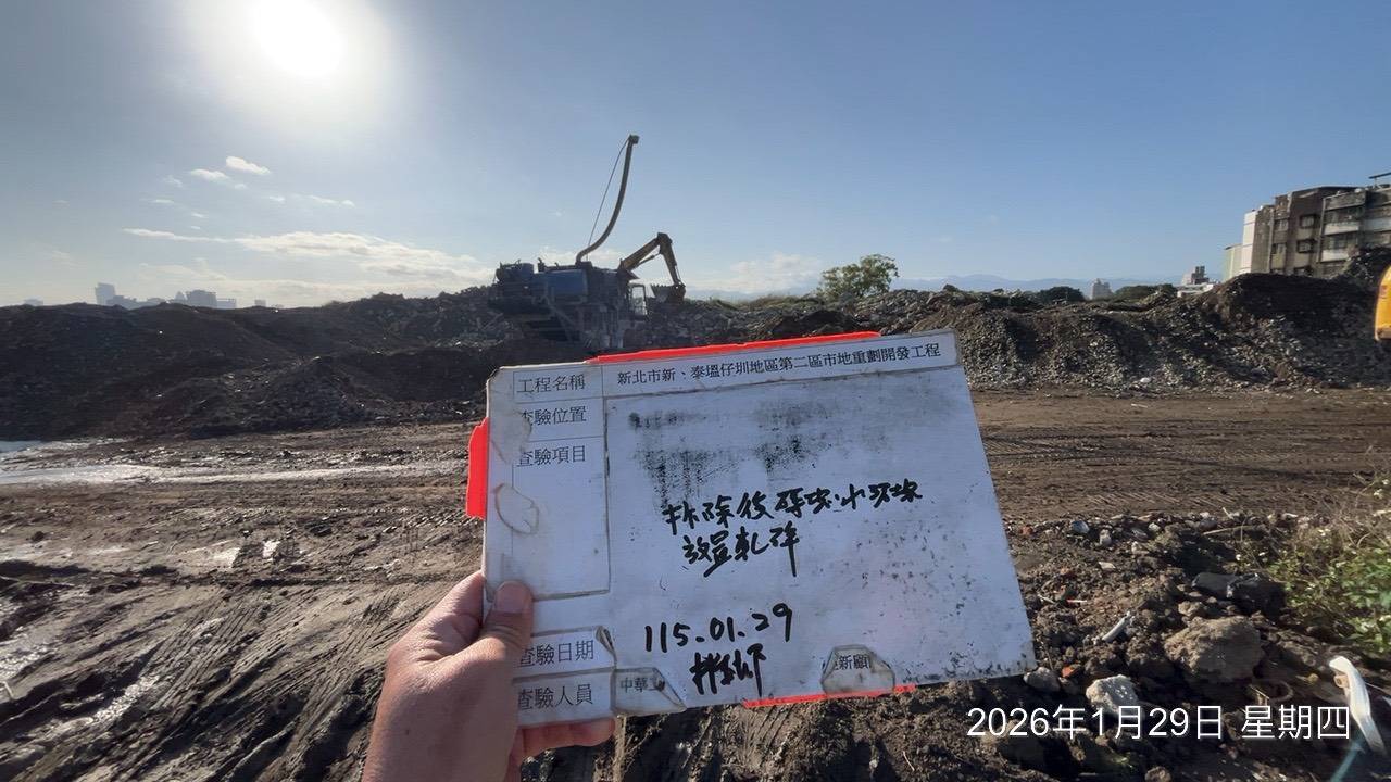 0129 整地土方工程、道路工程、排水工程、污水工程、共管工程、結構工程(橋梁)、圍籬工程、機電工程及管理維護/PD4滯洪池入流口護欄安裝