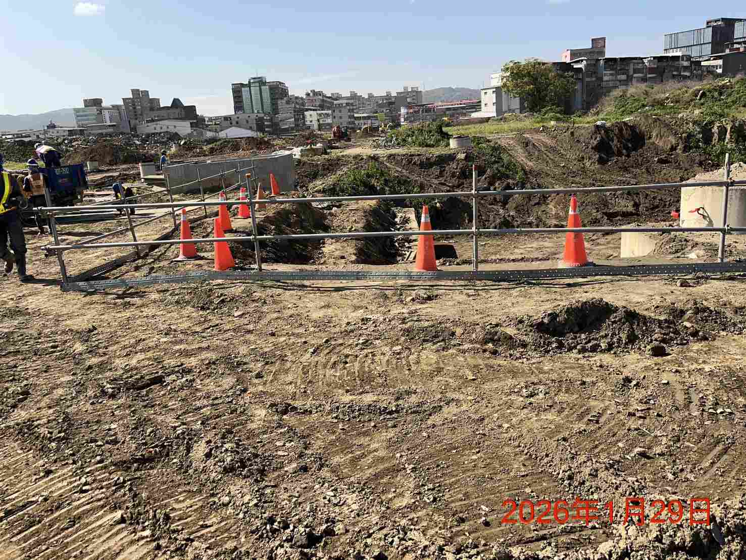 0129 整地土方工程、道路工程、排水工程、污水工程、共管工程、結構工程(橋梁)、圍籬工程、機電工程及管理維護/PD4滯洪池入流口護欄安裝