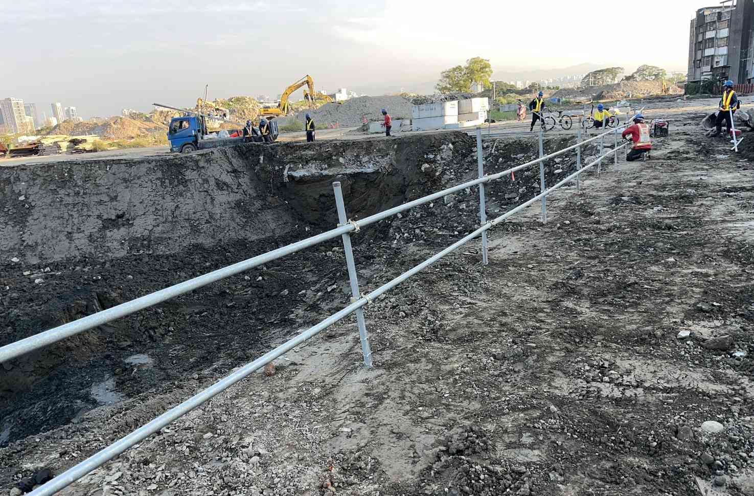0205 整地土方工程、道路工程、排水工程、污水工程、共管工程、結構工程(橋梁)、機電工程及管理維護/開挖區10m-47安全護欄施作