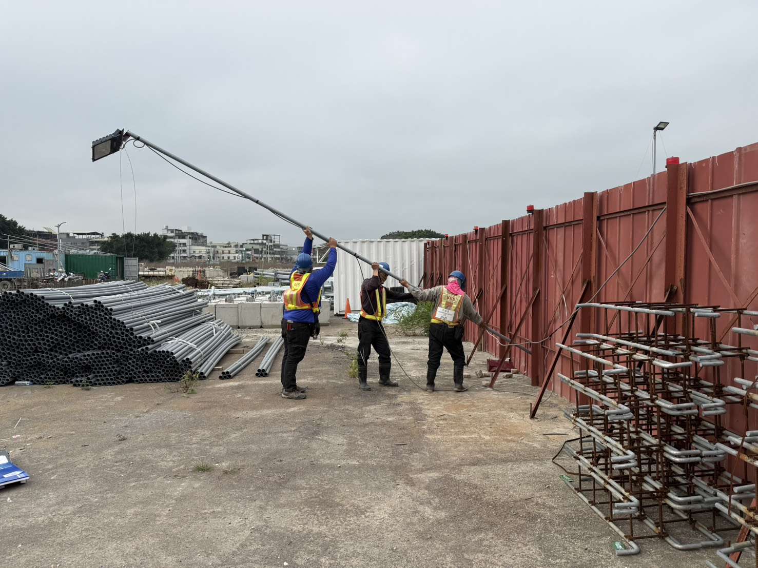 0324 整地土方工程、道路工程、排水工程、污水工程、共管工程、結構工程(橋梁)、圍籬工程、機電工程及管理維護/工區臨時照明燈具檢修維護/瓊林路改道封路-紐澤西護欄圍設