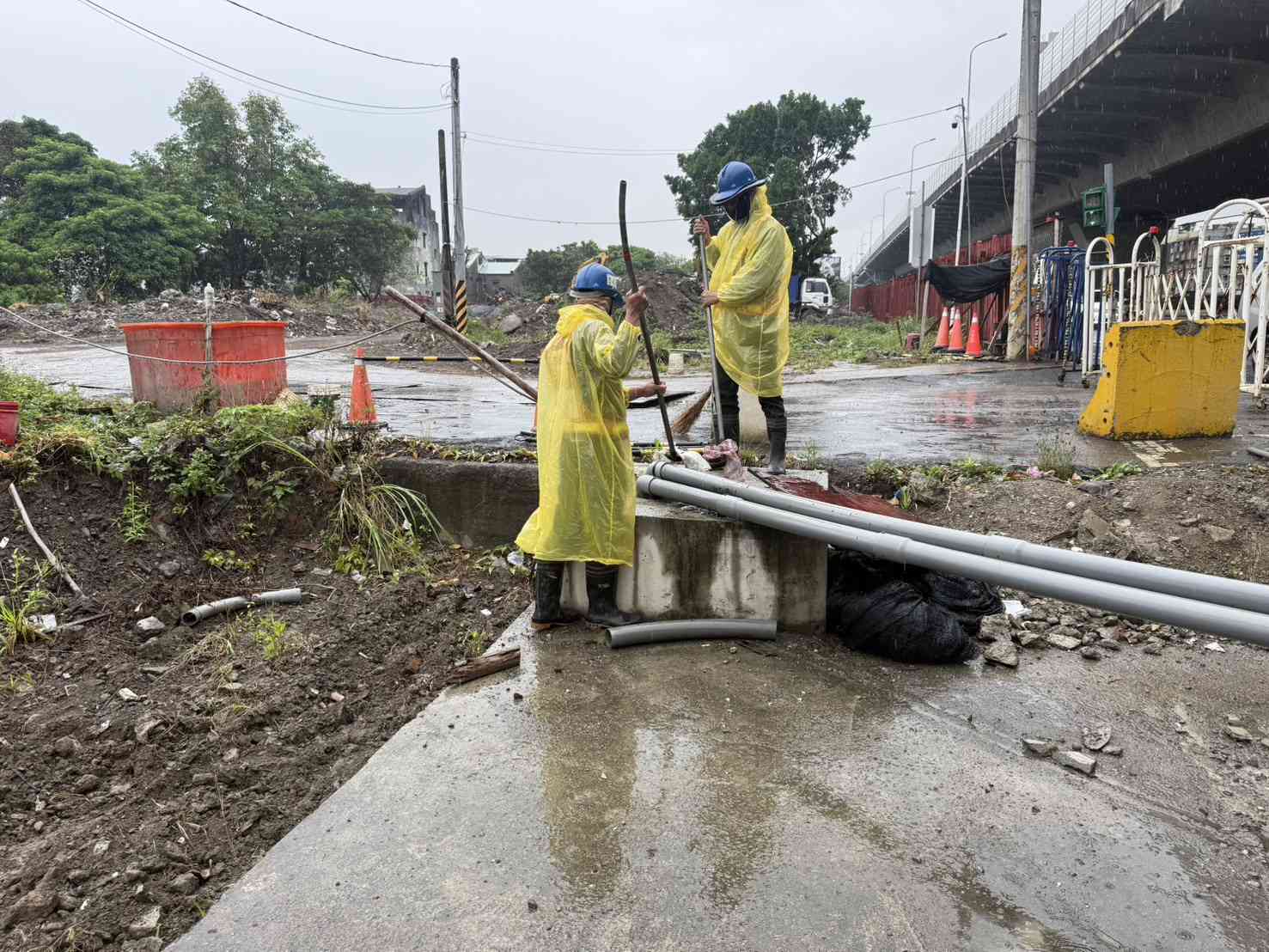 0327 整地土方工程、道路工程、排水工程、污水工程、共管工程、結構工程(橋梁)、圍籬工程、機電工程及管理維護/工區抽排水設備巡檢維護/莊泰路導頭防撞杆安裝 0327 整地土方工程、道路工程、排水工程、污水工程、共管工程、結構工程(橋梁)、圍籬工程、機電工程及管理維護/工區抽排水設備巡檢維護/莊泰路導頭防撞杆安裝