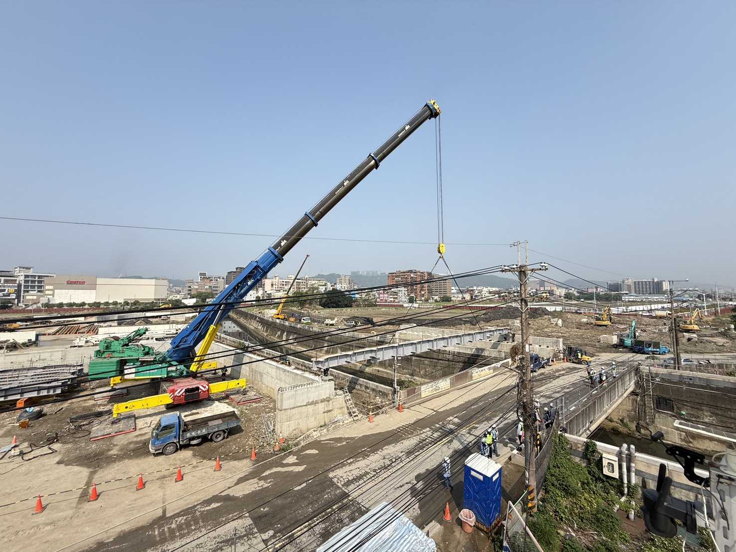 0330 整地土方工程、道路工程、排水工程、污水工程、共管工程、結構工程(橋梁)、圍籬工程、機電工程及管理維護/瓊林路/瓊林南路口、新富一路/新樹路口臨時照明故障燈具更換