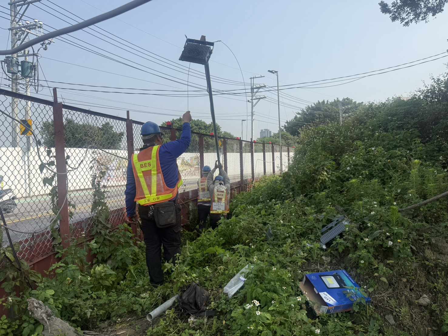 0330 整地土方工程、道路工程、排水工程、污水工程、共管工程、結構工程(橋梁)、圍籬工程、機電工程及管理維護/瓊林路/瓊林南路口、新富一路/新樹路口臨時照明故障燈具更換