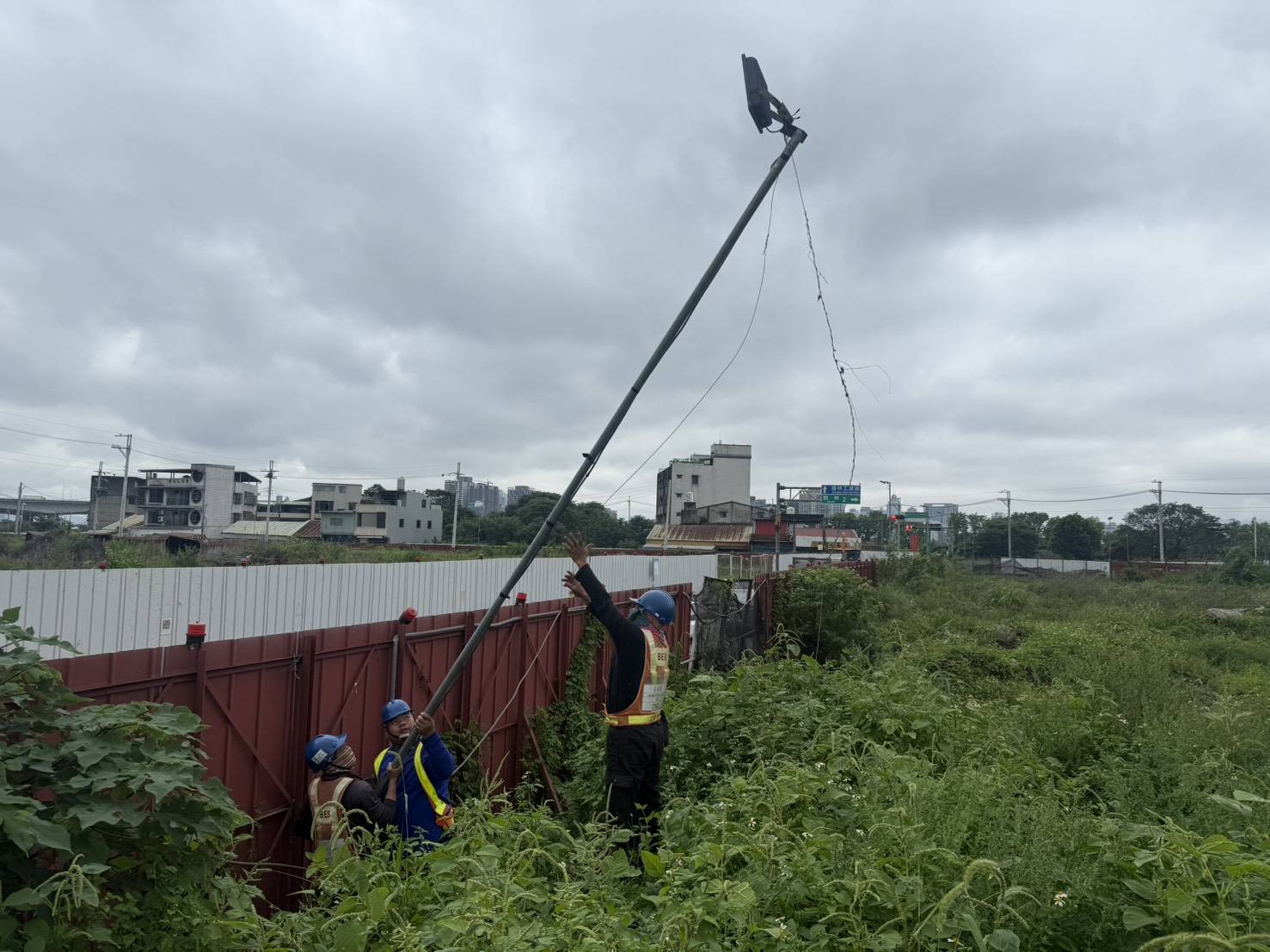 0425 整地土方工程、道路工程、排水工程、污水工程、共管工程、結構工程(橋梁)、機電工程及管理維護/端部封閉GIP欄杆安裝/臨時照明檢修/工區臨時照明夜間巡檢