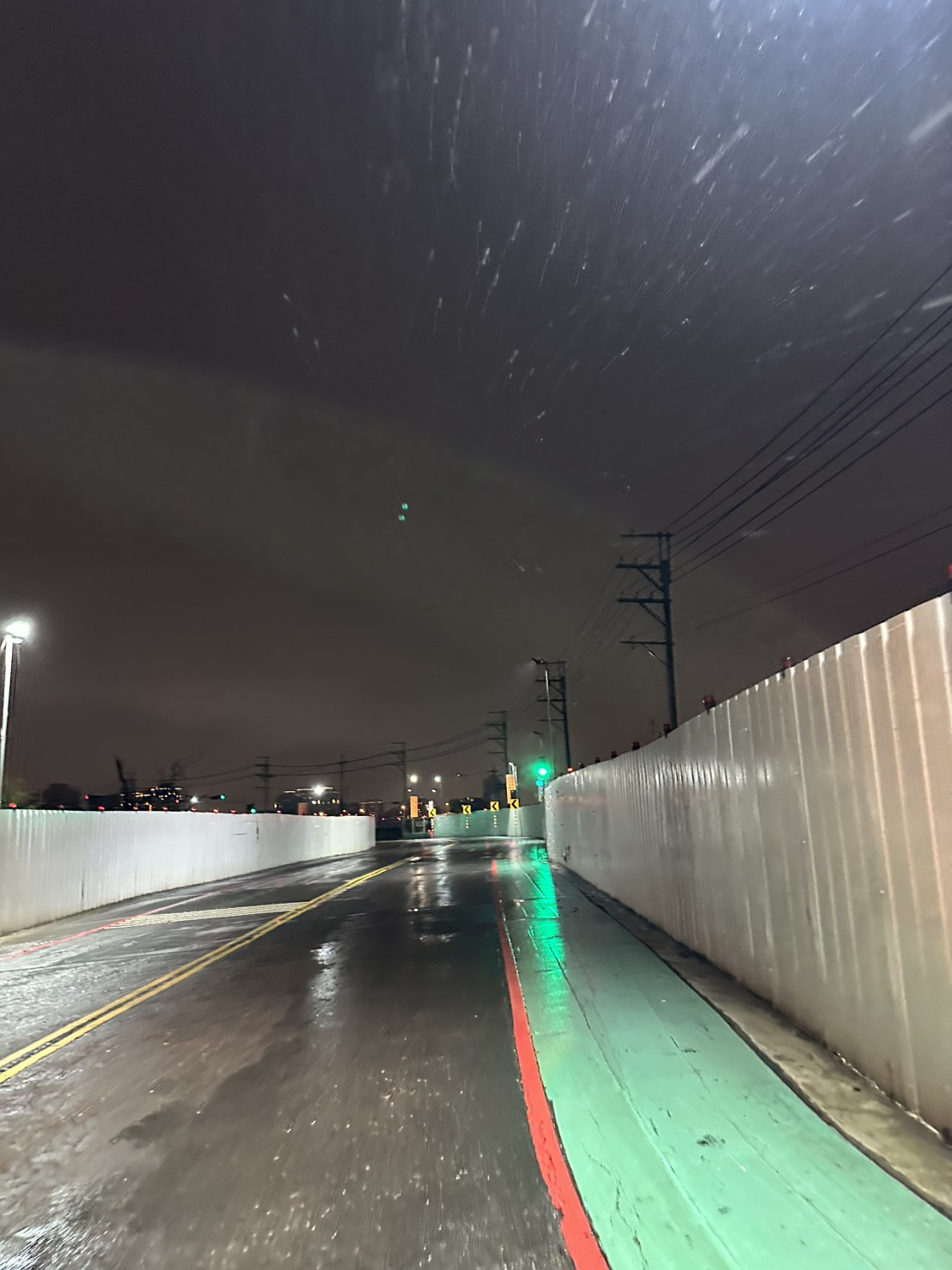 0425 整地土方工程、道路工程、排水工程、污水工程、共管工程、結構工程(橋梁)、機電工程及管理維護/端部封閉GIP欄杆安裝/臨時照明檢修/工區臨時照明夜間巡檢