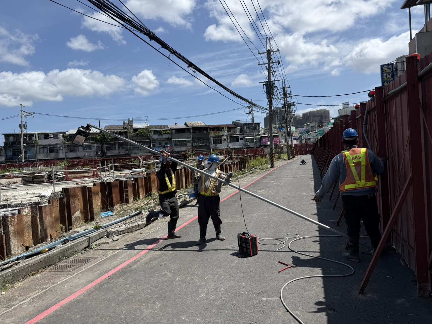 0517 道路工程、排水工程及管理維護/滯洪池臨時照明纜線附掛/燈桿燈具復原/工區臨時照明夜間巡檢