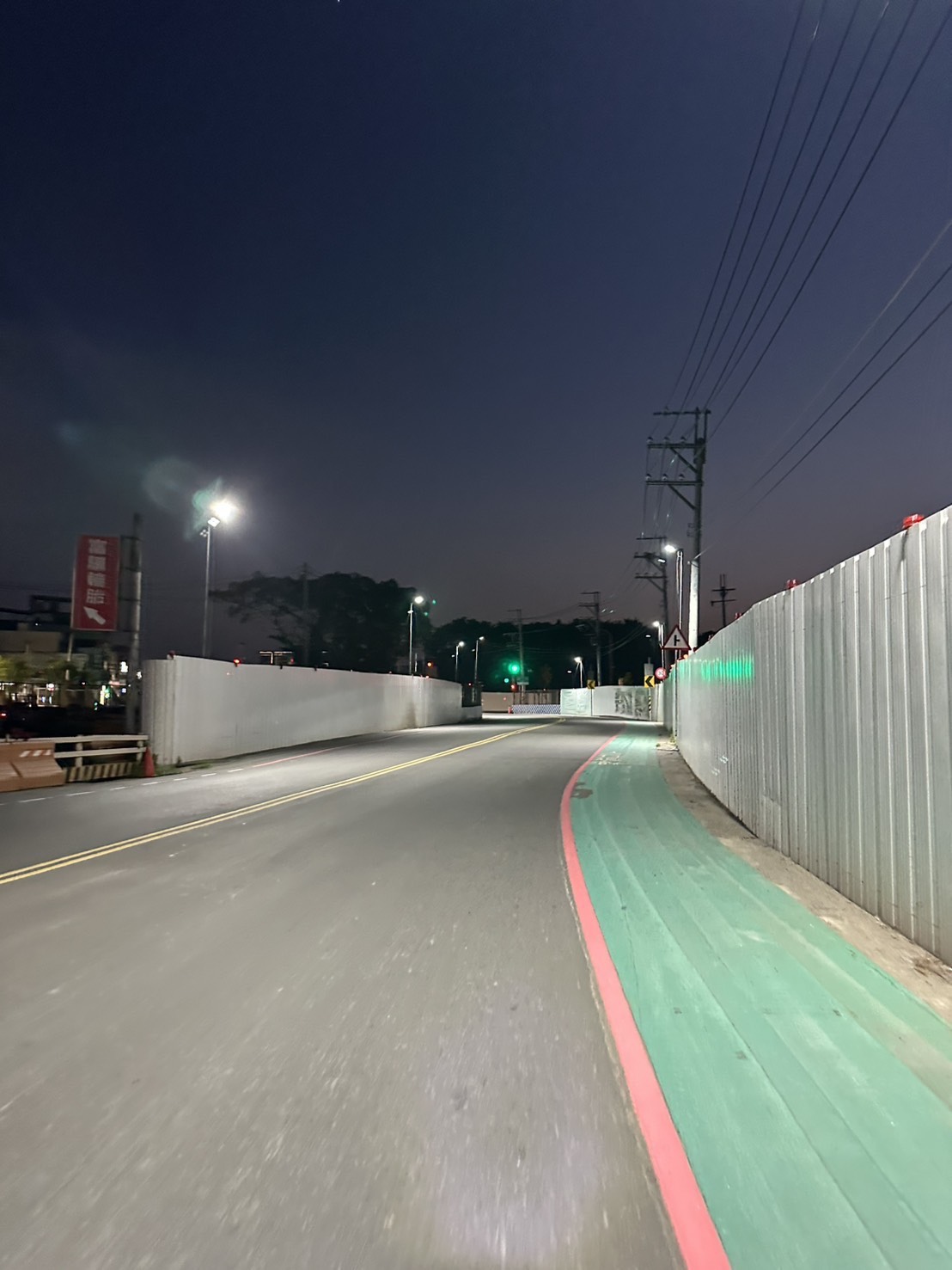 0517 道路工程、排水工程及管理維護/滯洪池臨時照明纜線附掛/燈桿燈具復原/工區臨時照明夜間巡檢